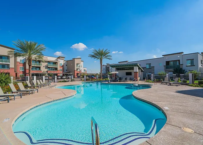 Cozy Near Stadium With Balcony-pool-gym-parking *