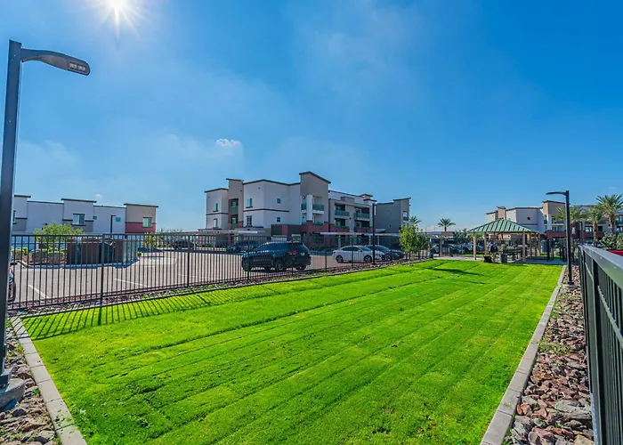 Apartment Cozy Near Stadium With Balcony-pool-gym-parking Glendale
