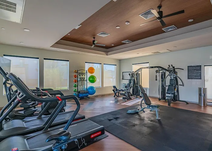 Cozy Near Stadium With Balcony-pool-gym-parking Glendale
