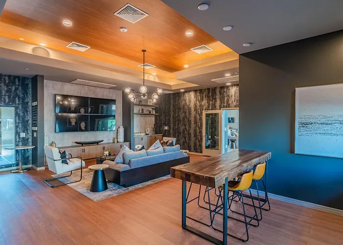Apartment Cozy Near Stadium With Balcony-pool-gym-parking Glendale