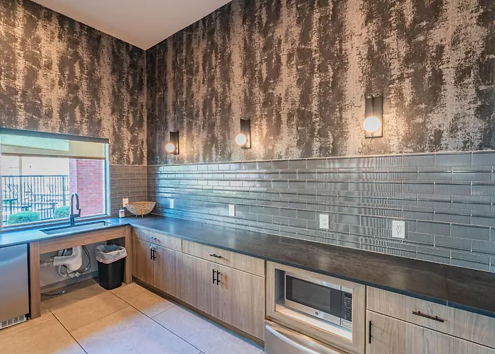 Cozy Near Stadium With Balcony-pool-gym-parking * Glendale