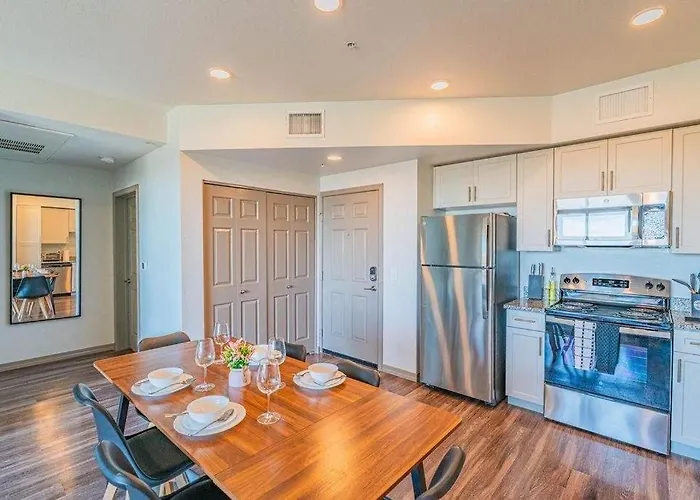 Apartment Cozy Near Stadium With Balcony-pool-gym-parking Glendale