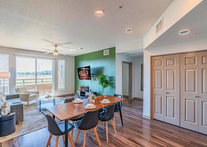Cozy Near Stadium With Balcony-pool-gym-parking *