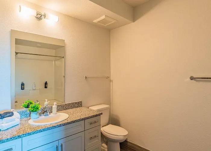 Cozy Near Stadium With Balcony-pool-gym-parking Apartment Glendale