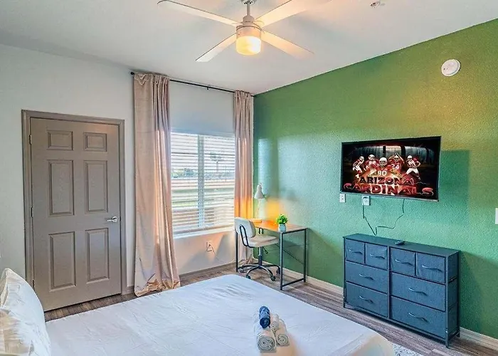 Cozy Near Stadium With Balcony-pool-gym-parking