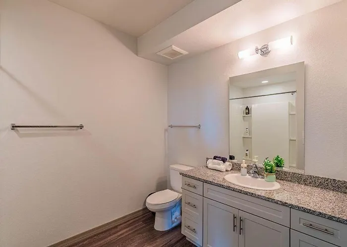 Cozy Near Stadium With Balcony-pool-gym-parking * Glendale