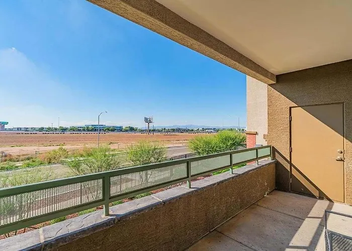 Apartment Cozy Near Stadium With Balcony-pool-gym-parking Glendale