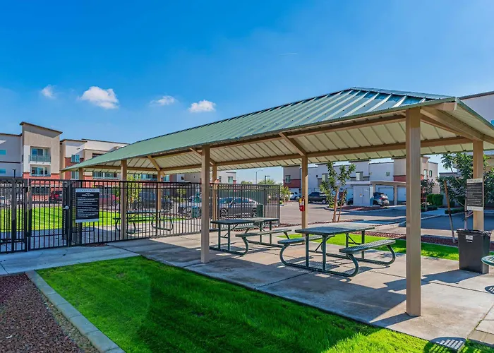 Cozy Near Stadium With Balcony-pool-gym-parking Glendale