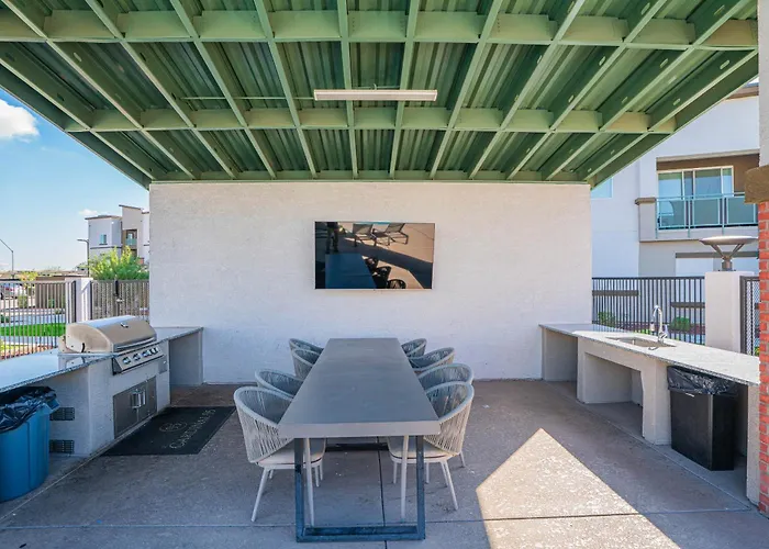 Cozy Near Stadium With Balcony-pool-gym-parking Glendale